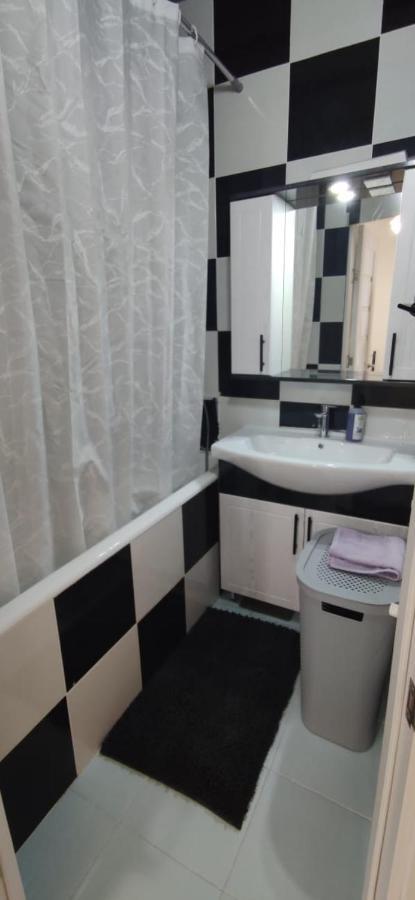 One Room With A Shared Bathroom Chişinău Eksteriør billede